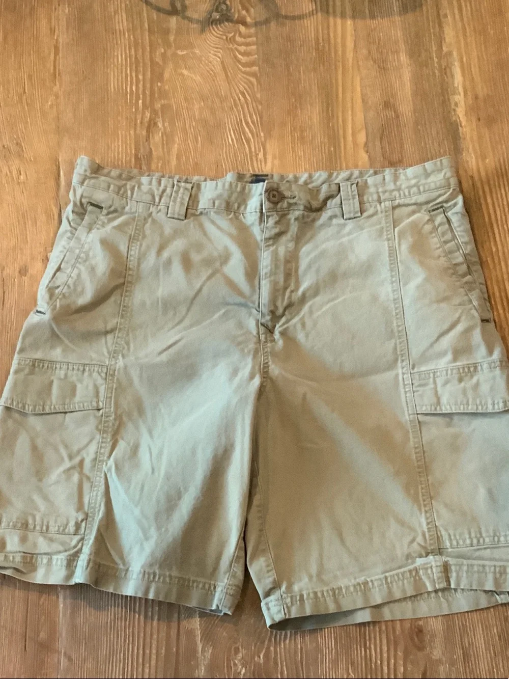Tommy Bahama Men's cotton Cargo Shorts in sage green